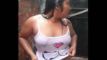 Con mi vecina la abuela haciéndole la cola