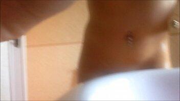 mamá Chantal es hermosa mientras toma una ducha caliente y luego se masajea con crema, la espío por el ojo de la cerradura, hazlo también