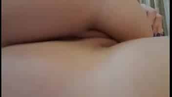 La chica delgada más anoréxica hace mamada y paja