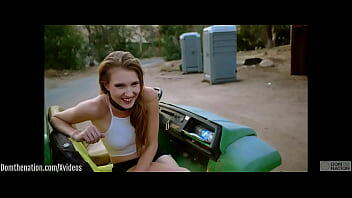La hermosa sub rubia Ashley Lane está atada con una cuerda y tratada para orinar en la puesta de sol de California