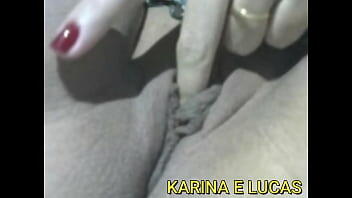 Mujer casada muestra su jugoso coño a otro hombre y a su marido le gusta saber.