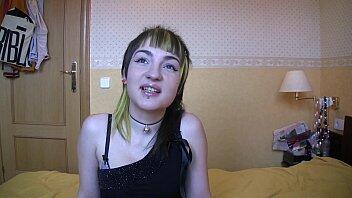 Chica curvilínea y pequeña en su primera experiencia sexual porno