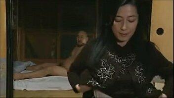 Le chupo la verga a mi hermanito y me deja la lechita en mi boquita