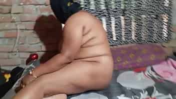 Negros dotados seducen a joven rubia casada con gang bang