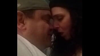 Pareja casada beso de buenas noches casero ... sexy como el infierno