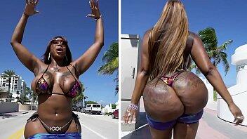 Thicc ébano milf con grandes tetas y gran trasero (tortas de victoria) twerking en público, toma bbc