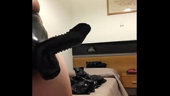 Latexitaly comienza su transformación vistiendo 2 fundas de goma para la polla