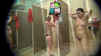 Impresionante compilación de videos de espías con chicas reales en las duchas de ShowerSpyCameras.com