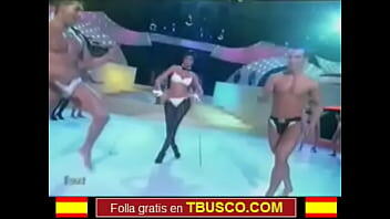 Modelos rubias y morenas en pases de lenceria en TV
