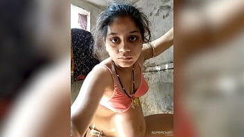 Señora india lavando paños en el baño.