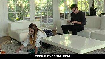 Teens Love Anal - Joven cachonda (Alana Summers) da su primera follada anal nerd