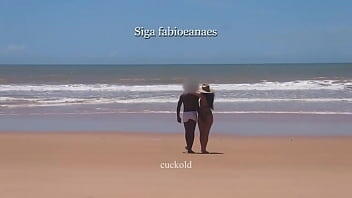 SECCIÓN Deliciosa diversión interracial de la traviesa howife. Esposa caliente en bikini se luce en la playa y toma la gran polla negra en traje de baño blanco y recibe un masaje frente al cornudo.