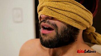 Latino anónimo le tapa los ojos a Camilo Brown y lo tortura con aceite hasta sacarle la leche.