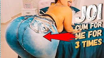 Latina de gran trasero de brasil usando jeans sacudiendo su gran trasero mientras hace que te corras en su boca joi con cuenta regresiva
