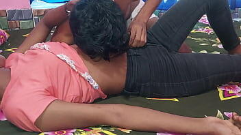 En este video presente, Uttaran20, los mejores videos de sexo, una chica muy yang y un chico caliente se divierten mucho y disfrutan mucho en casa.