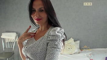 Tricky MILF atrae a jóvenes amantes con sus piernas / Angela-MILF