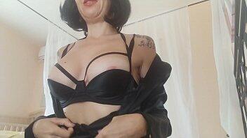 hijastro, por favor ... empieza a masajearme, sé lento y húmedo ... mmmmm si ..
