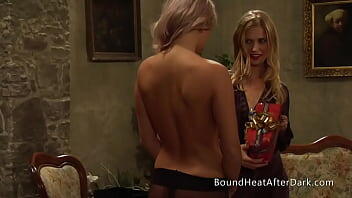 Chica lesbiana rubia sexy usa un arnés grande para darse placer a sí misma y a su amante cachonda