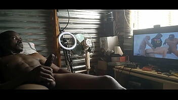 Acariciando mi bbc mientras veo porno 3bbc golpeando a una chica mientras