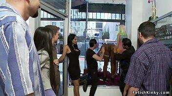 Esclava de ébano atada con tetas pequeñas y culo caliente Ana Foxxx en posición de perrito en la ventana de una tienda pública llena de gente es tocada por la amante Isis Love