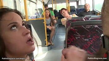Amordazada, la belleza morena europea Niki Sweet azotada y follada en un autobús público y luego atada caminó al aire libre en público por el maestro Zenza Raggi.