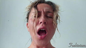 Caliente y sudoroso SEXO FUCK ORGASM POV. Después de su orgasmo a las 12.20, lo premia con una mamada apasionada