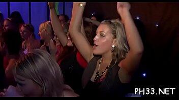 Yong cuties in club son folladas duro por mans maduros en el culo y el coño a tiempo