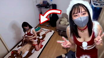 ¡Tuvo sexo mientras Santa se hacía cosplay para Navidad! Hombre reno se pone vaquera como un trineo y creampie