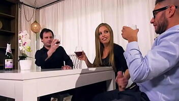 Follando Duro Con El Jefe De Su Esposo Y Los Relojes Del Esposo - Britney Amber
