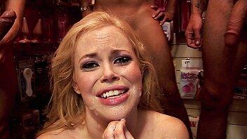 Gangbang anal 3 contra 1. ¡Nena rubia triple penetrada de culo a boca en 4 direcciones con múltiples faciales con semen!