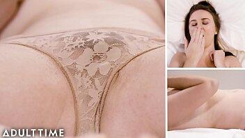 Hottie en gafas se expresa con juguetes y masturbación