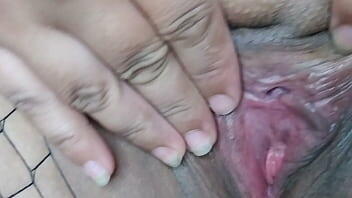 Me encanta el morbo en la cocina y jugar con mi pies sobre una verga. Me encanta complacer en todos sus fetiches a los machos alfa. ¿Quieres dominarme? ¿Hacerme tu puta? ¿Te correrías en mis pies?