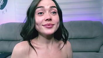 Se masturba frente a mi pero luego le llueve semen en la cara