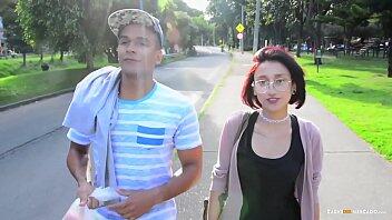 MAMACITAZ - Flaca latina apenas puede soportar la gran polla de Alex Moreno
