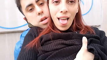 Mamada, lamiendo el coño y sexo en público en la calle (nos vieron mucha gente y una patrulla de la policía, ¡pero no nos importó!)