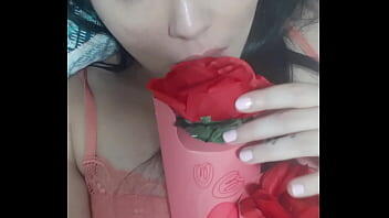 mimi masturbándose con flor