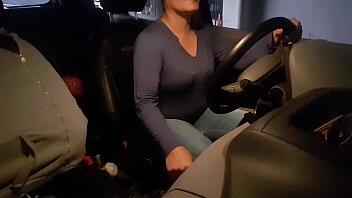Siririca en el carro de la familia del novio !!! Si te gustan los videos de paty butt y el toro de oro ingresa en xvideos y suscríbete a mi canal !!! Instagram @patybumbumbumoficial