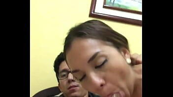 La mamá de mi amigo me da una rica mamada