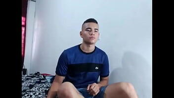 sexi chico de 18  chupandose la polla
