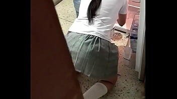 Sexo Anal a COLEGIALA Mexicana con el CULO APRETADITO, La Agarran Haciendo LIMPIEZA en la CASA Cuando Están Solos, La Dejan llena de LECHE, Vol 1