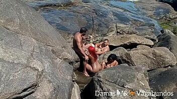 Naturistas pillados en la playa en una orgía al aire libre