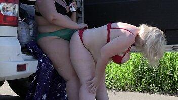 Voyeur detrás de escena. Dos amigas maduras graban juegos lésbicos en la naturaleza. Milf BBW con formas deliciosas en ropa interior hermosa.