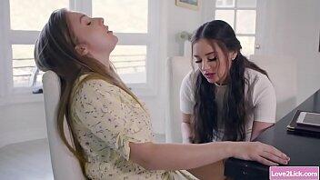Pareja de lesbianas lamida por su asesora de bodas zorra