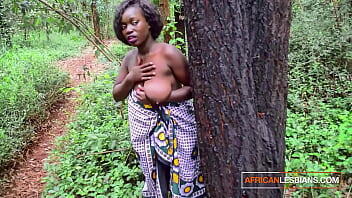africanas de ébano negro paseando por la jungla se topan con una MILF de grandes tetas hambrienta de coño fresco para lamer y comer, se involucran en un trío lésbico. Para una escena Full HD, visite AFRICANLESBIANS