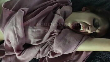 Ejemplo de masaje erótico en el que se estimula el punto G de la chica situado en la pared frontal de la vagina y suele provocar un squirting