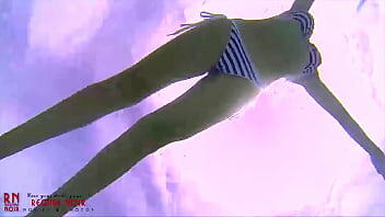 Increíble show de bikini bajo el agua. Elegante nena flexible nadando bajo el agua en la piscina. Regina Noir.