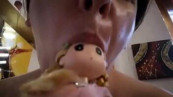 Tu madre hoy tiene una idea perversa de jugar con una pequeña muñeca.