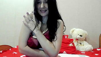 Apasionada milf morena con axilas peludas juega con sus enormes tetas lechosas en el sofá para sus fans / Angela-MILF