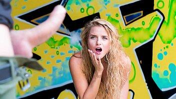 CHICAS LOCA - Rusa rubia follada al aire libre