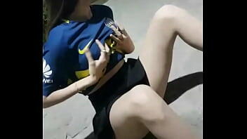 Chica de boca sale a festejar